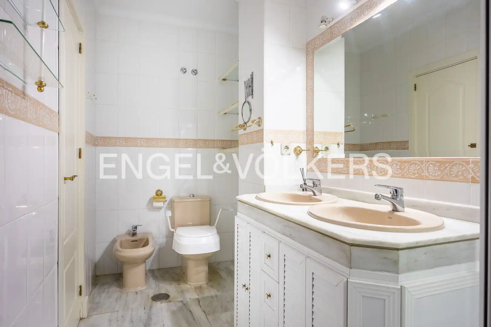 Bathroom of Flat for sale in Sevilla  with Air Conditioner, Heating and Terrace