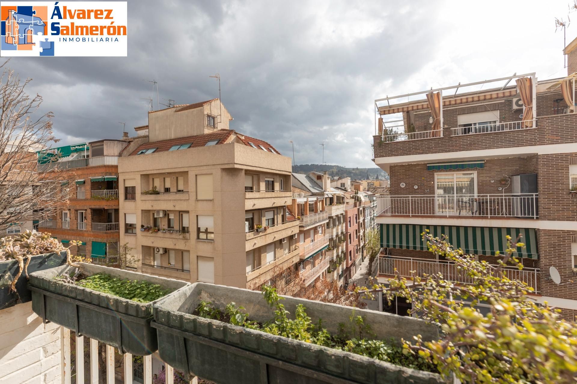 Vista exterior de Dúplex en venda en  Granada Capital amb Terrassa i Balcó