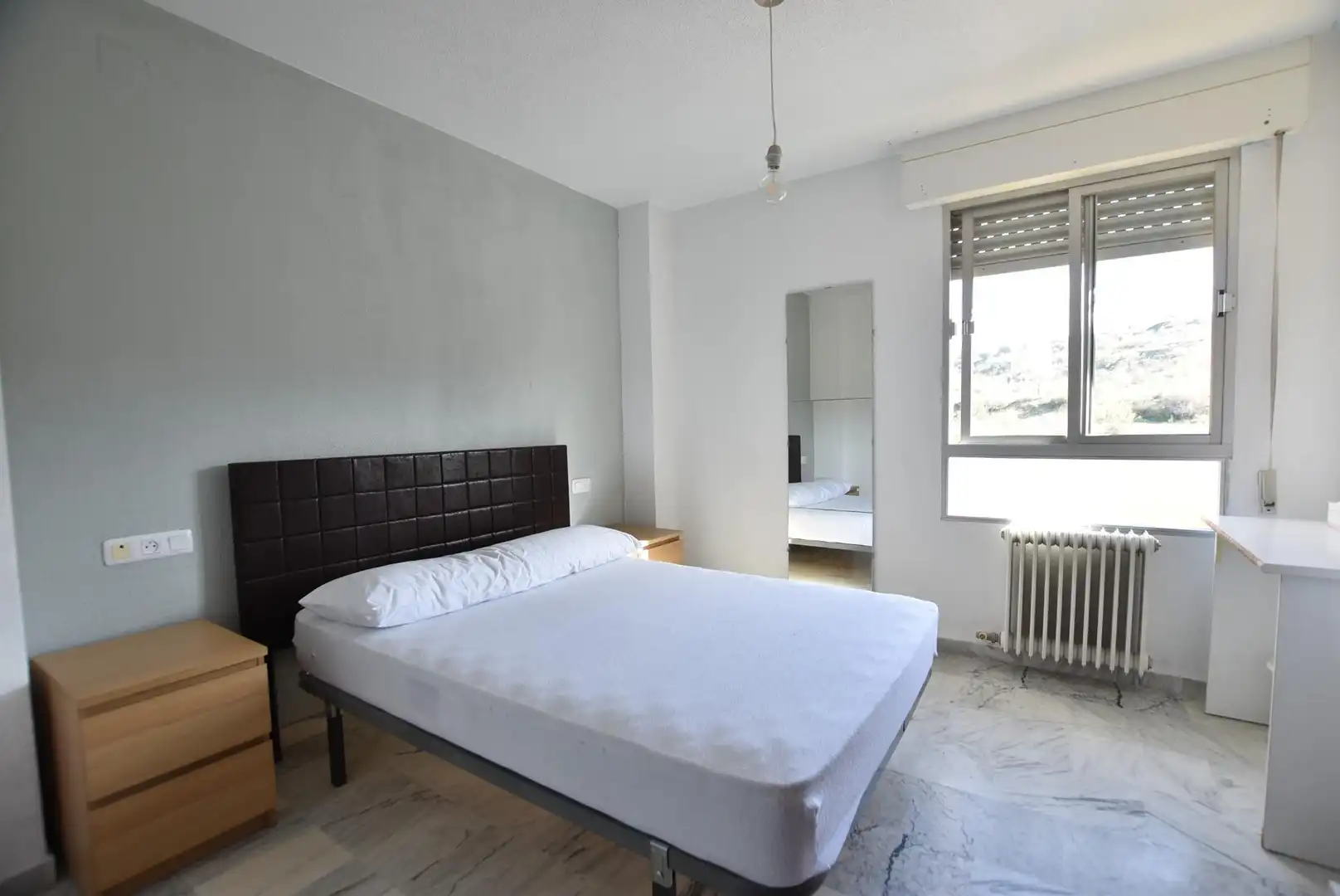 Schlafzimmer von Wohnung zur Miete in Granada mit Heizung, Möbliert und Balkon