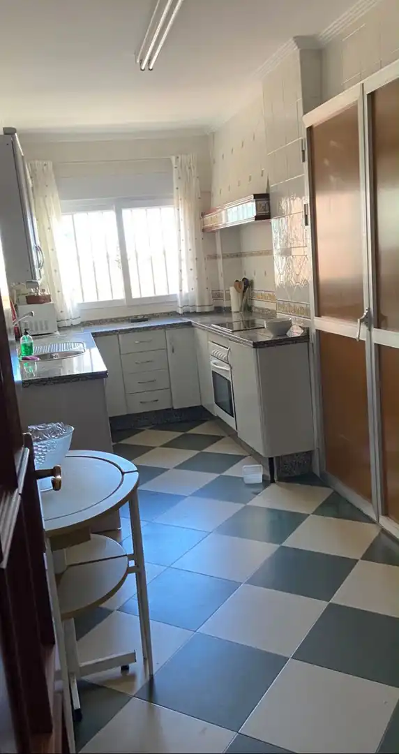 Cuina de Pis de lloguer en Punta Umbría amb Aire condicionat, Terrassa i Moblat