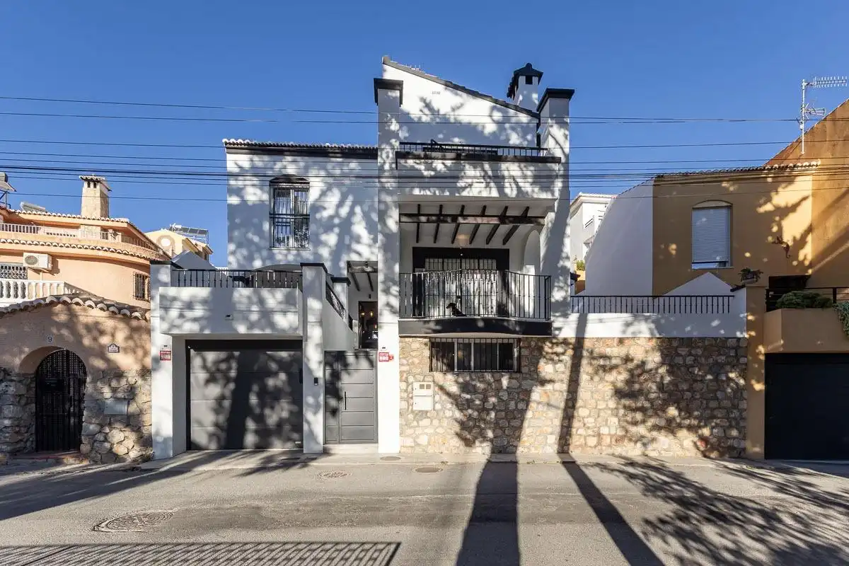 Außenansicht von Einfamilien-Reihenhaus zum Verkauf in Motril mit Terrasse und Alarm