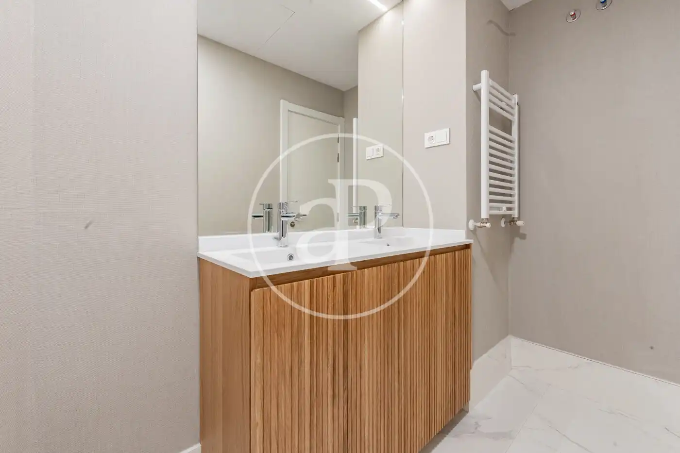 Bathroom of Flat for sale in Madrid  with Air Conditioner, Heating and Storage room