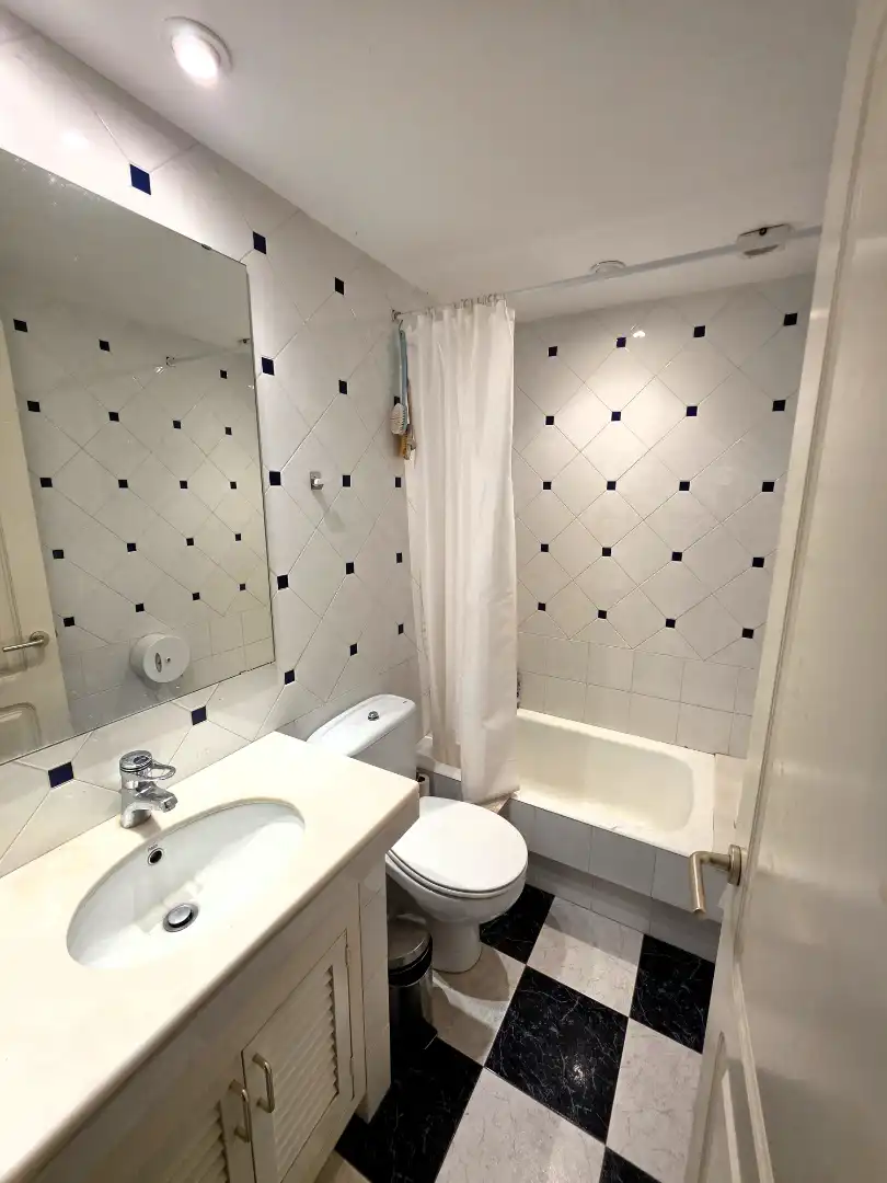Badezimmer von Einfamilien-Reihenhaus zum Verkauf in Cadaqués mit Heizung und Terrasse