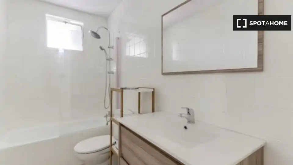 Baño de Piso de alquiler en Madrid con Aire acondicionado, Calefacción y Amueblado