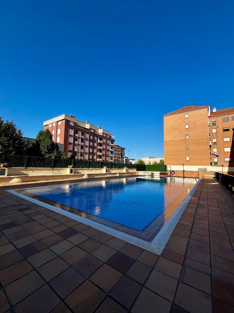 Piscina de Piso en venta en  Logroño con Calefacción, Parquet y Trastero