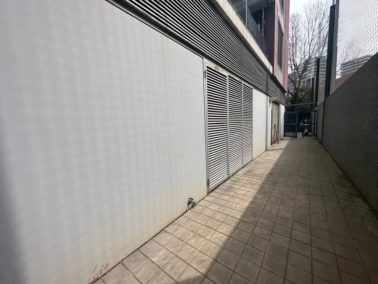 Local en venda en L'Hospitalet de Llobregat amb Terrassa i Alarma