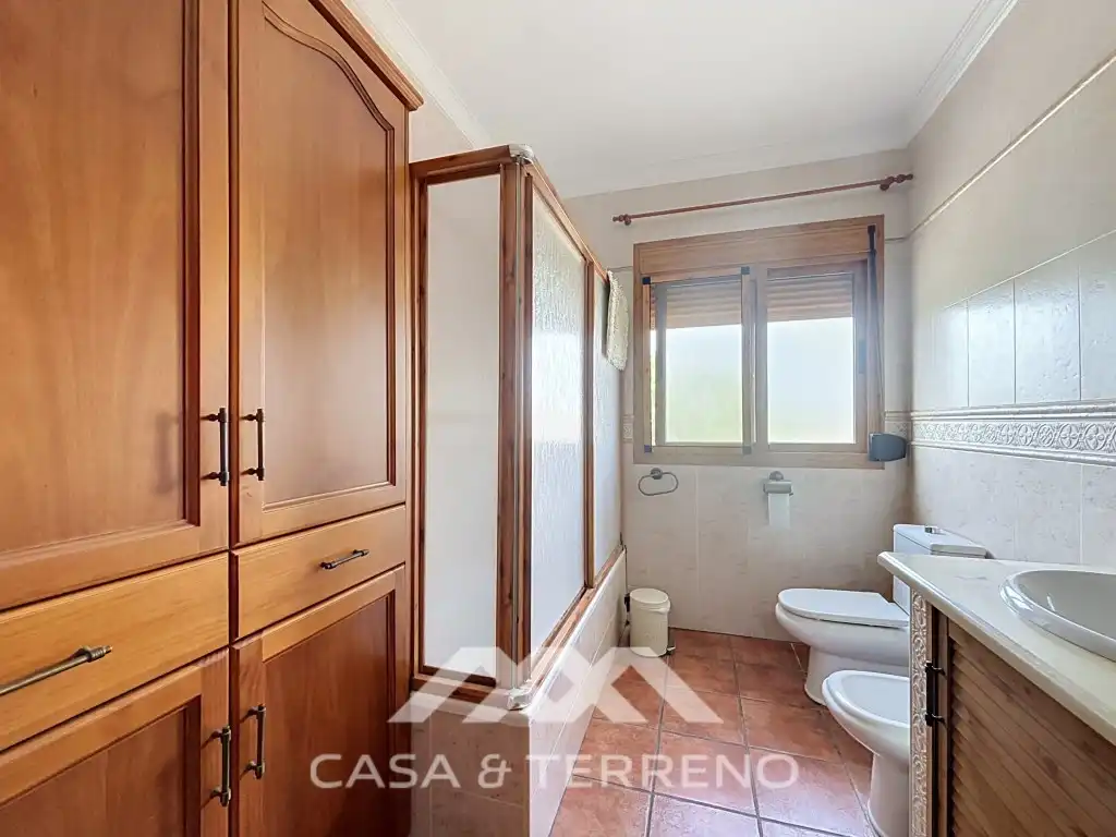 Bany de Casa o xalet en venda en El Burgo amb Aire condicionat, Jardí privat i Moblat