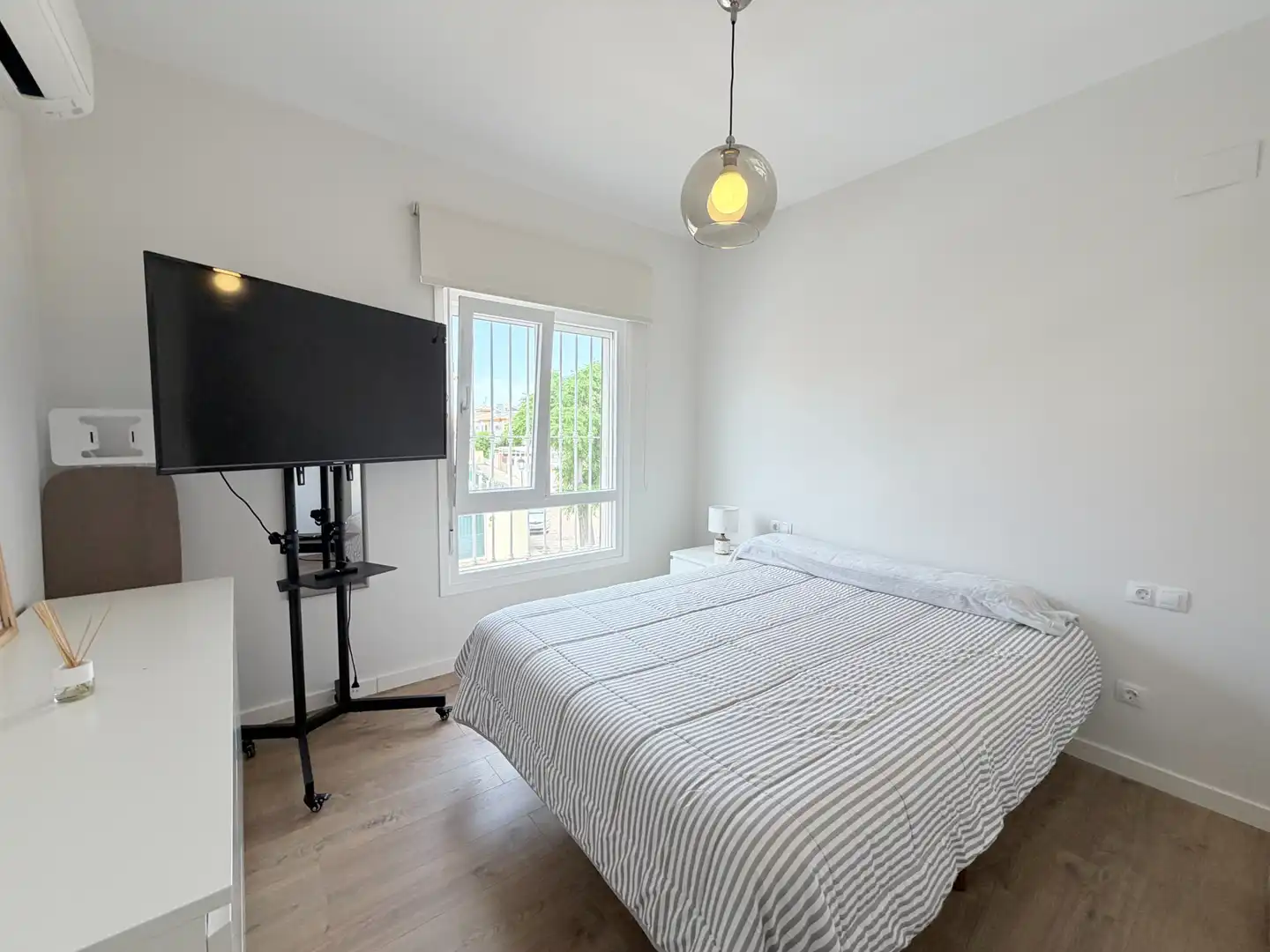 Habitación de Casa adosada en venta en Espartinas con Aire acondicionado, Jardín privado y Parquet
