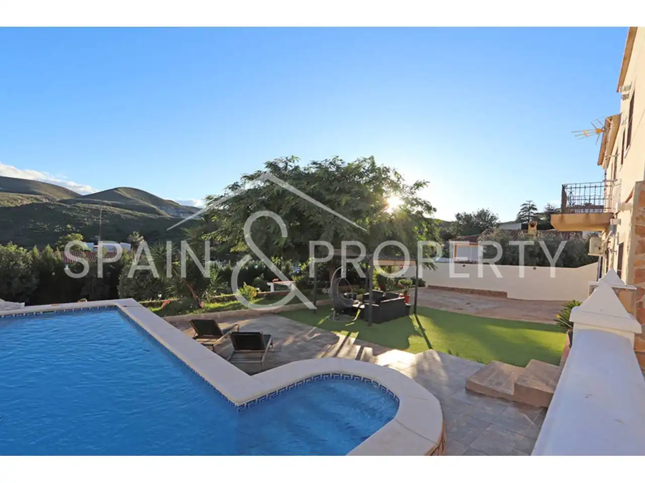 Vista exterior de Casa o xalet en venda en Turís amb Aire condicionat, Jardí privat i Terrassa