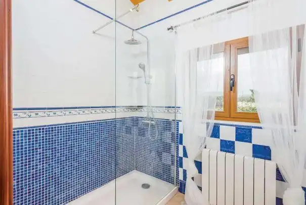 Badezimmer von Haus oder Chalet zum Verkauf in Alcúdia mit Klimaanlage, Heizung und Privatgarten