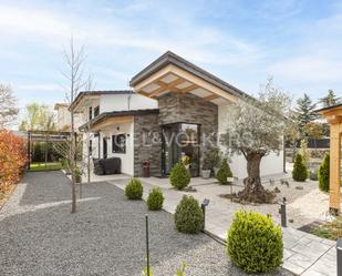 Vista exterior de Casa o xalet en venda en Valdemorillo amb Aire condicionat, Terrassa i Balcó