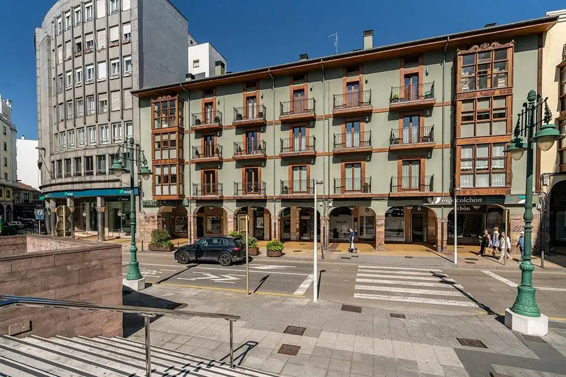 Außenansicht von Wohnung zur Miete in Torrelavega  mit Heizung, Möbliert und Balkon