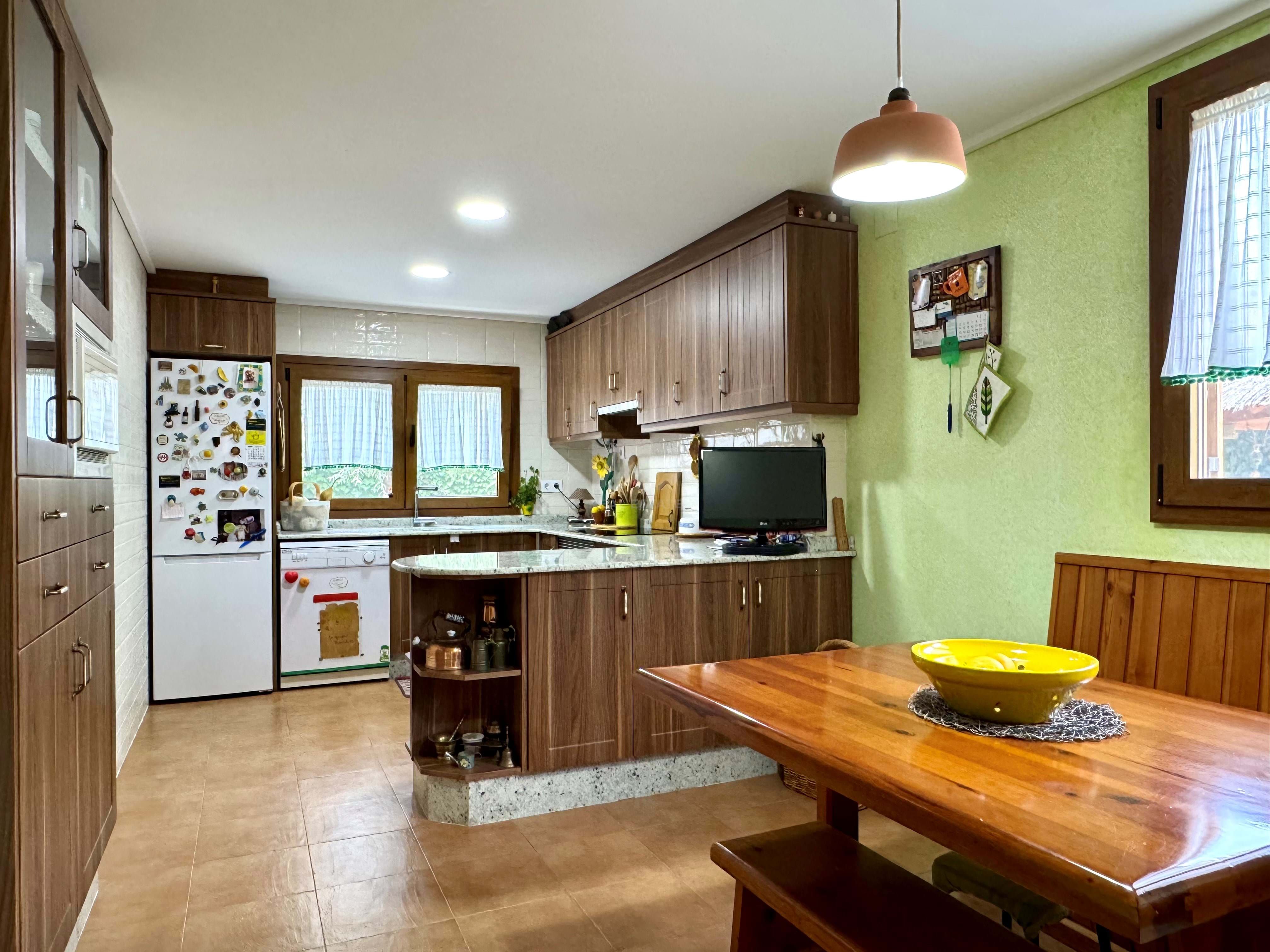 Cuina de Casa o xalet en venda en Siete Aguas amb Calefacció, Terrassa i Piscina