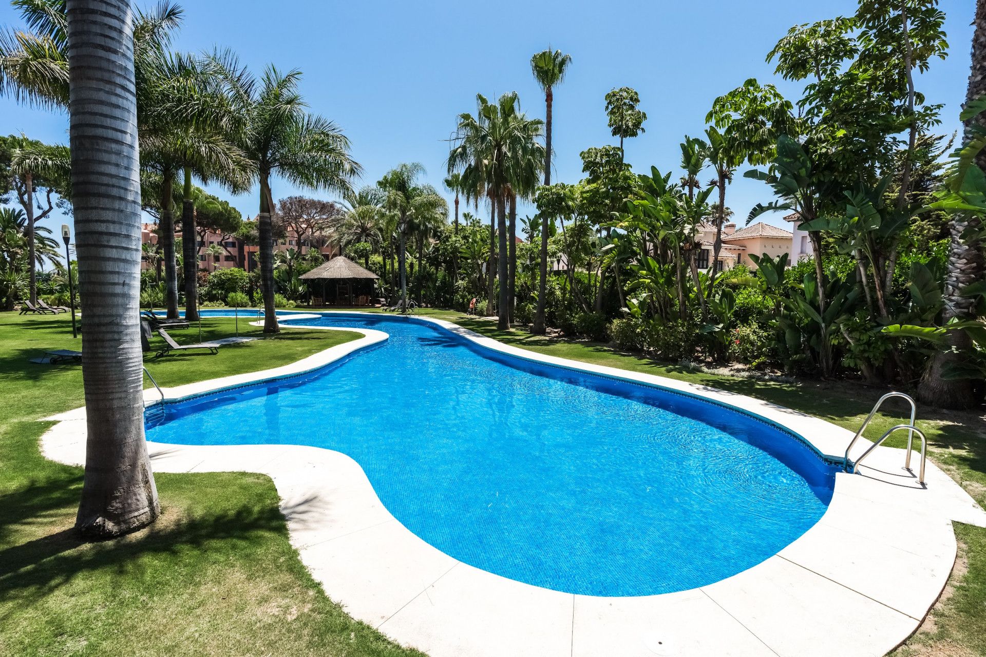Swimming pool of Planta baja for sale in Marbella  with Air Conditioner, Terrace and Storage room