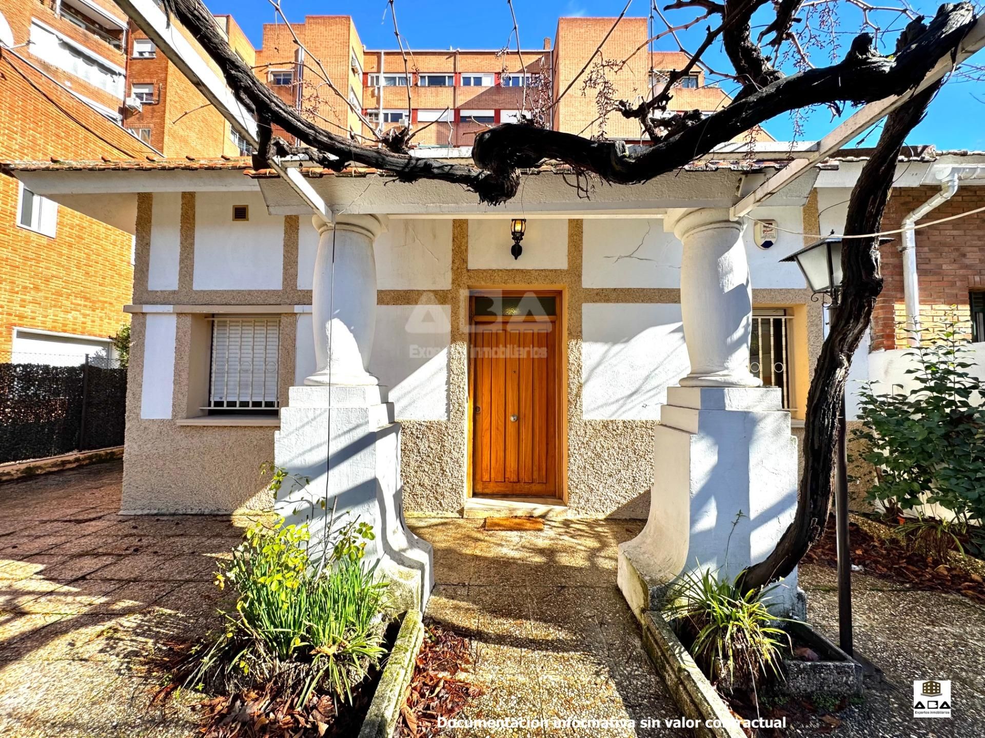 Vista exterior de Casa o xalet en venda en  Madrid Capital amb Aire condicionat, Calefacció i Jardí privat
