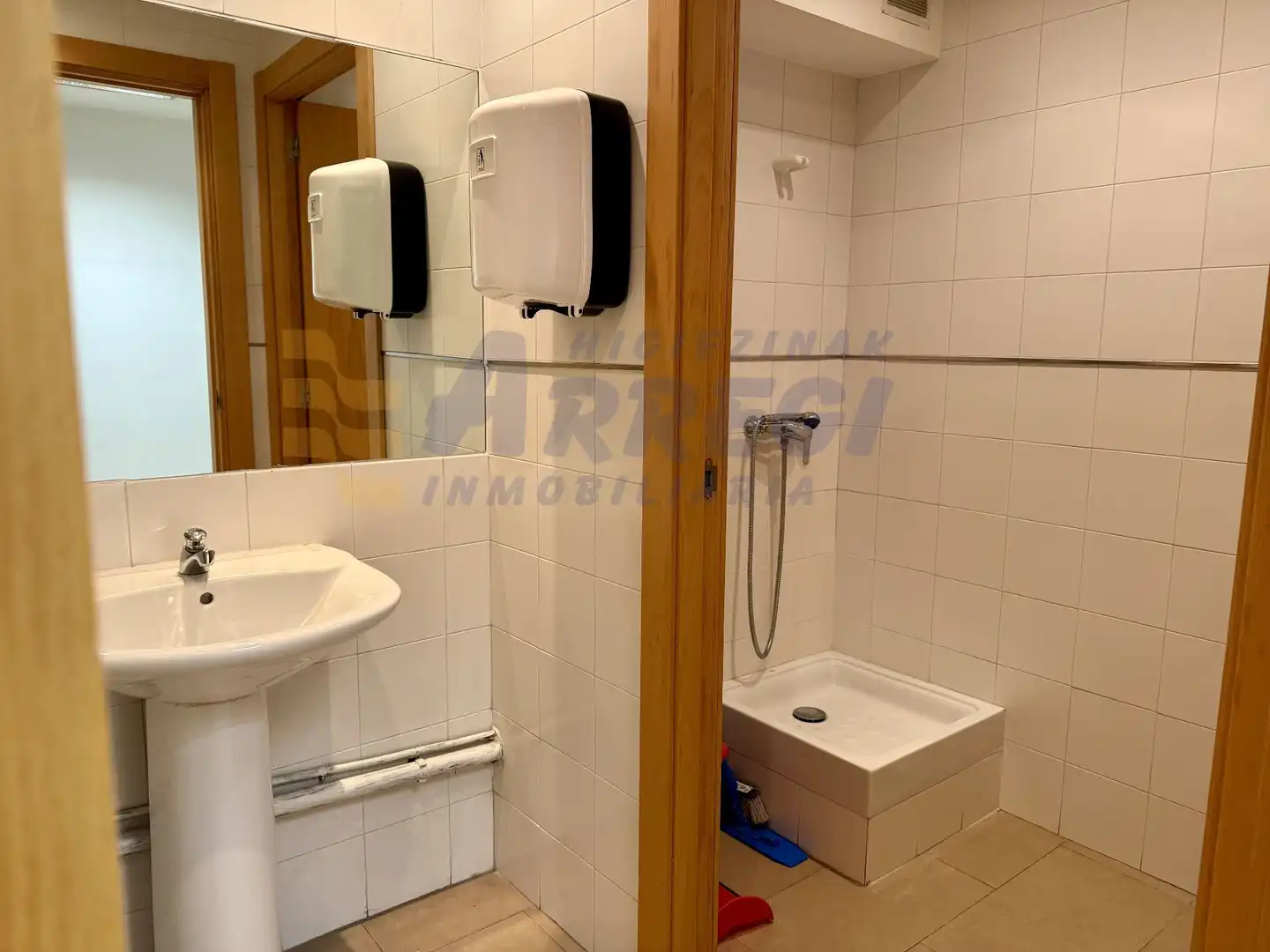Badezimmer von Büro zur Miete in Eibar