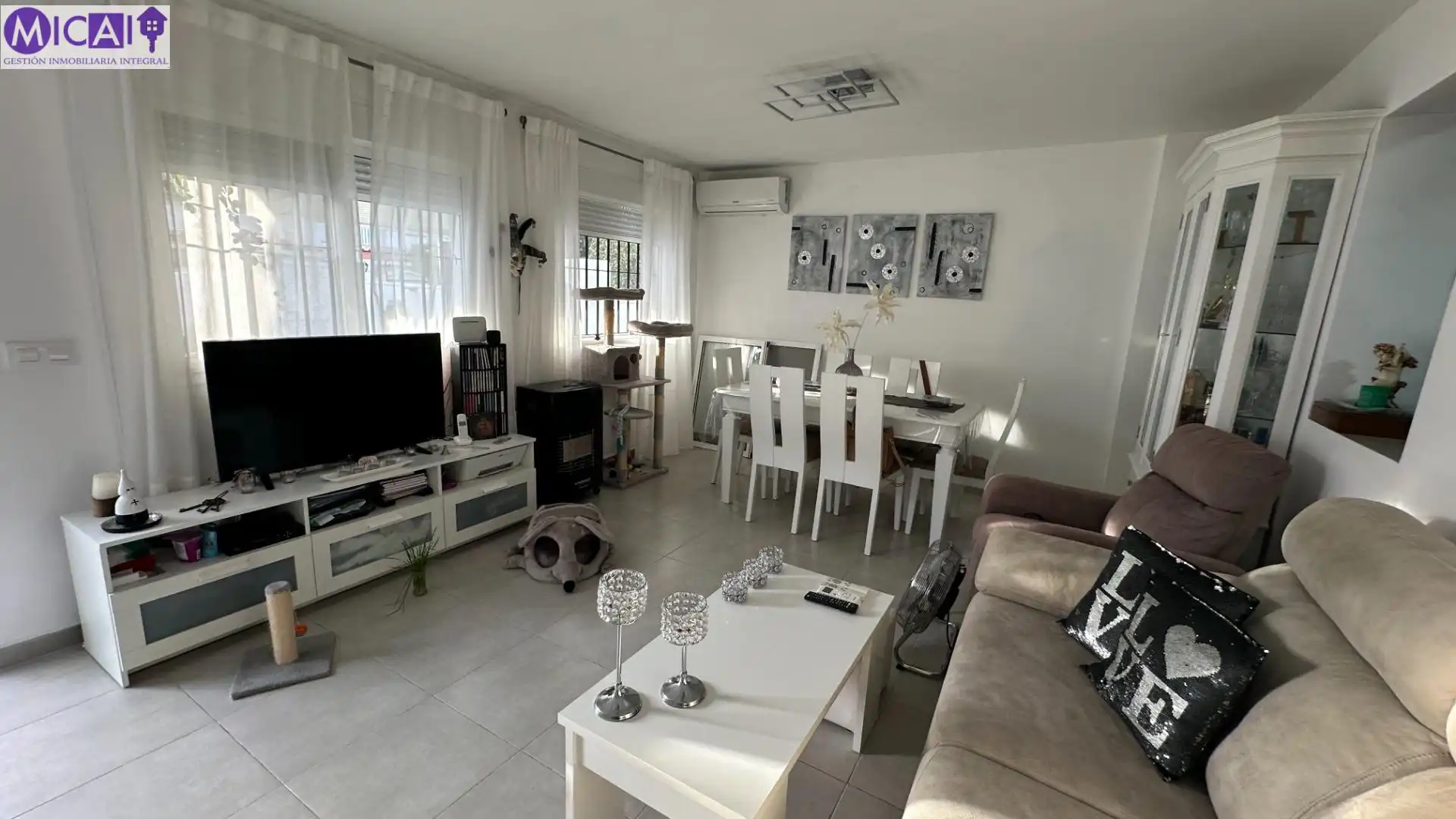 Sala de estar de Casa adosada en venta en Chiclana de la Frontera con Aire acondicionado, Jardín privado y Terraza