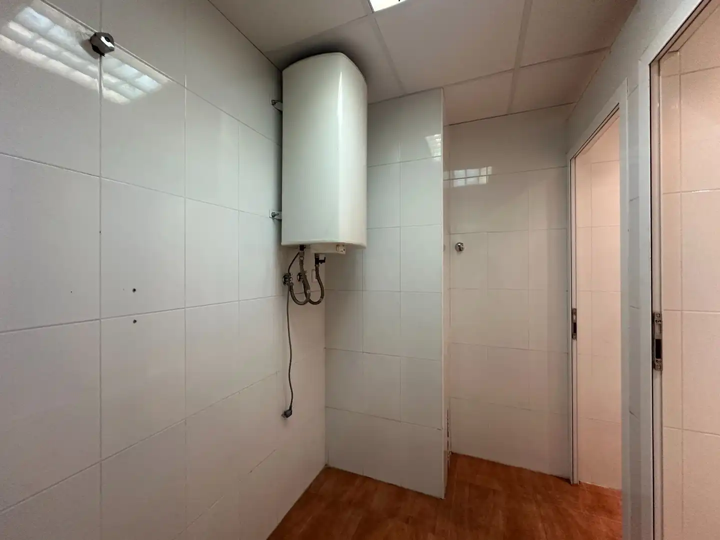 Badezimmer von Fabrikhallen zur Miete in Ontinyent