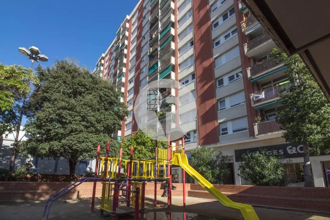 Exterior view of Commercial properties for rent in Barcelona  with Air Conditioner