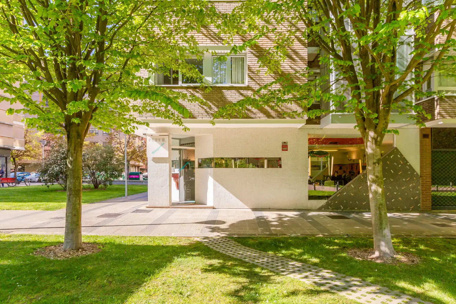 Vista exterior de Local en venta en  Pamplona / Iruña