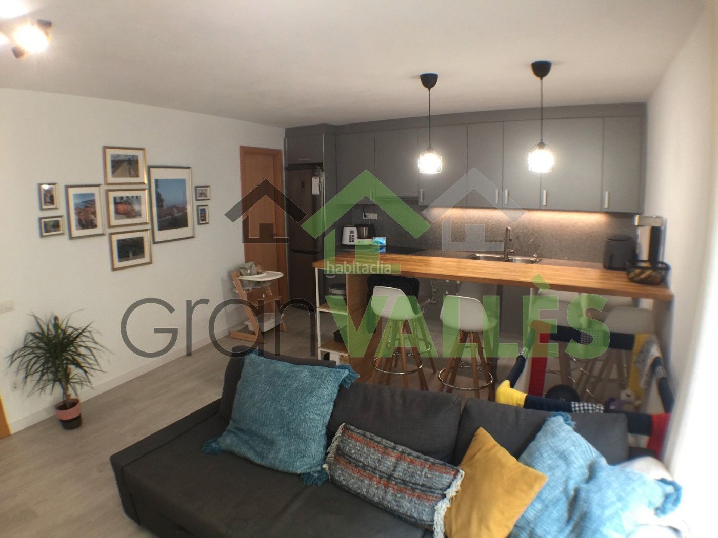 Sala d'estar de Estudi en venda en Sant Cugat del Vallès amb Aire condicionat i Jardí privat