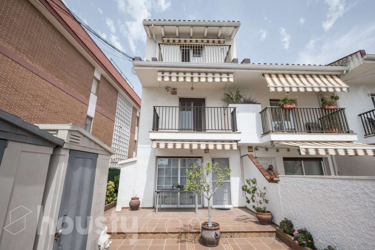 Vista exterior de Casa adosada en venda en Cubelles amb Aire condicionat, Calefacció i Jardí privat