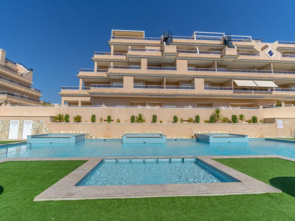 Piscina de Apartament en venda en Torrevieja amb Aire condicionat, Calefacció i Jardí privat