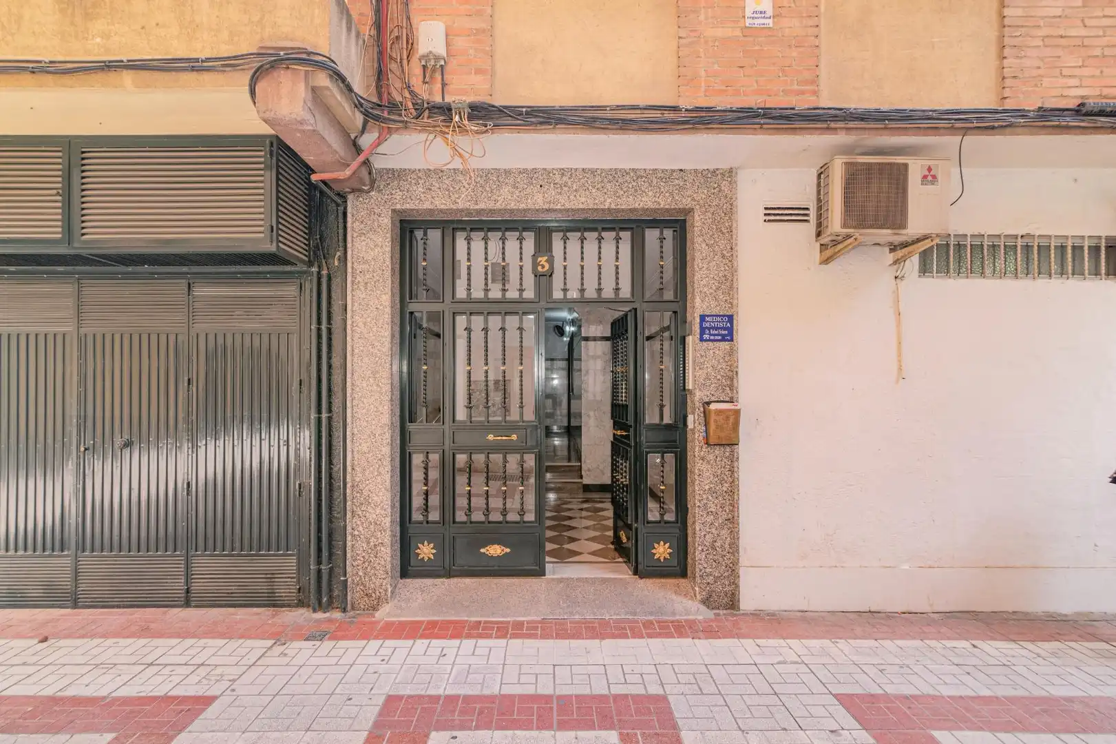 Vista exterior de Piso en venta en Granada con Balcón