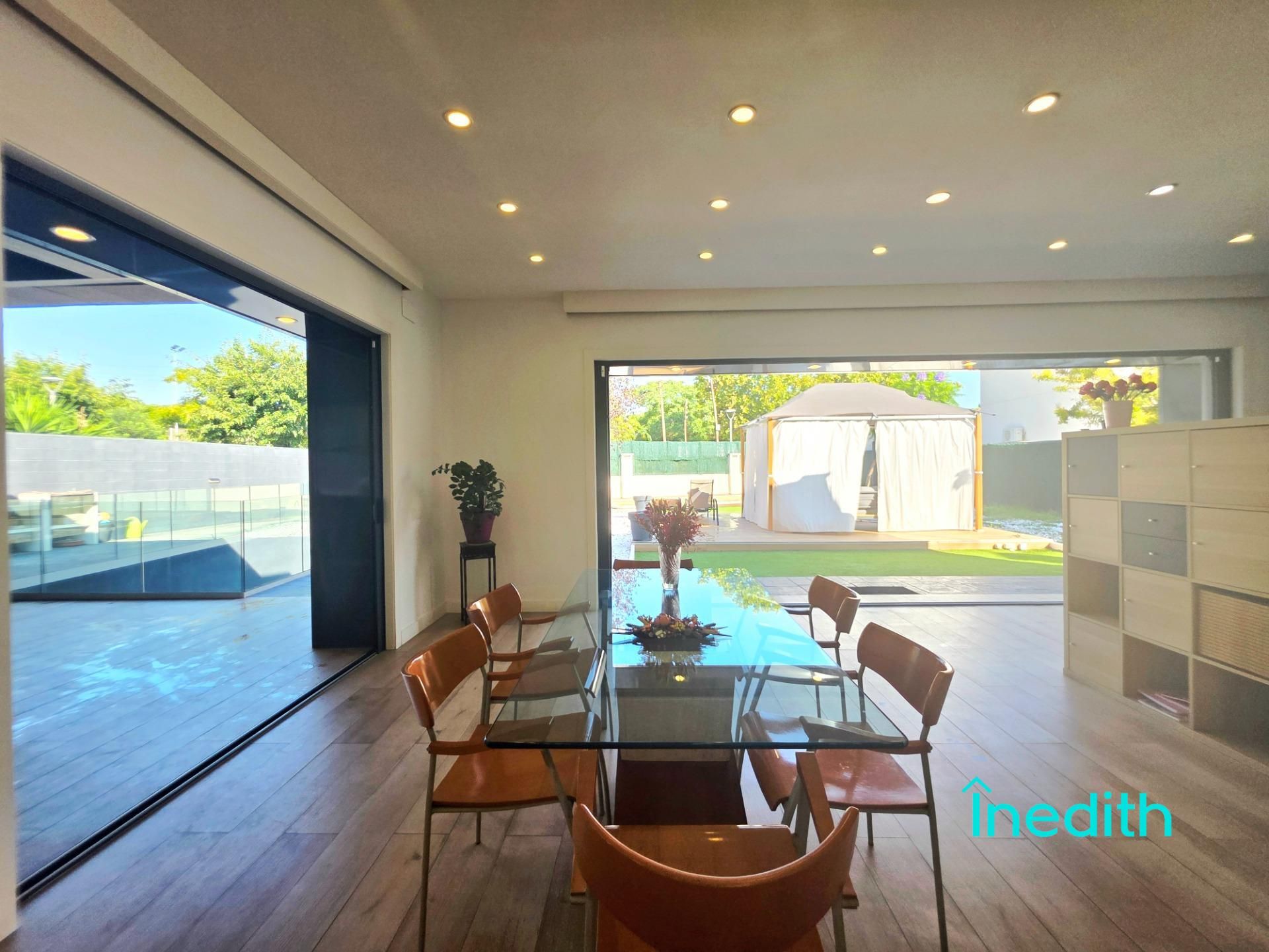 Menjador de Casa o xalet en venda en Cubelles amb Aire condicionat, Jardí privat i Piscina