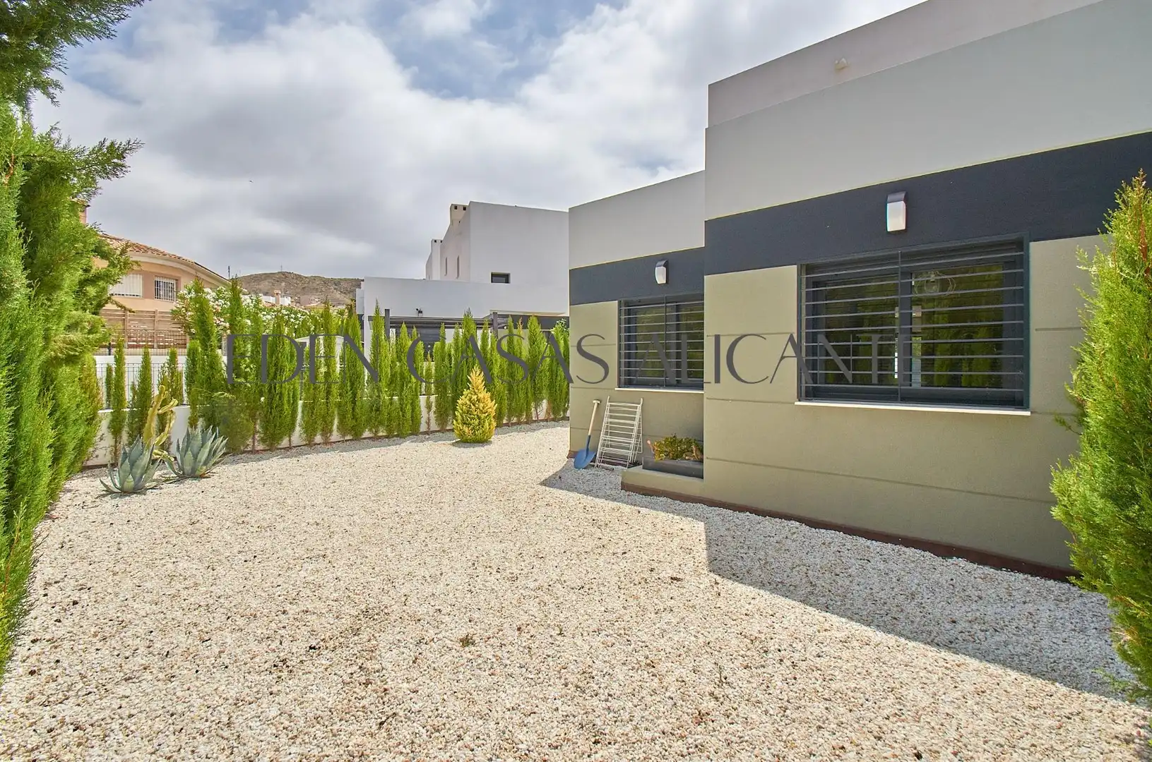 Vista exterior de Casa adosada en venta en Busot con Aire acondicionado, Calefacción y Jardín privado