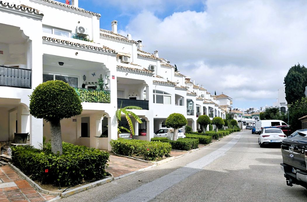 Vista exterior de Casa adosada en venda en Mijas amb Terrassa, Traster i Moblat