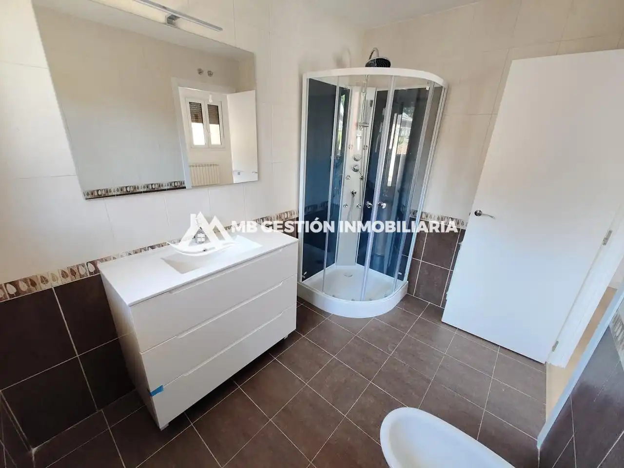 Baño de Casa adosada en venta en Fuenlabrada con Aire acondicionado, Calefacción y Jardín privado