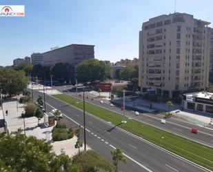 Vista exterior de Pis en venda en  Sevilla Capital amb Jardí privat, Balcó i Piscina comunitària