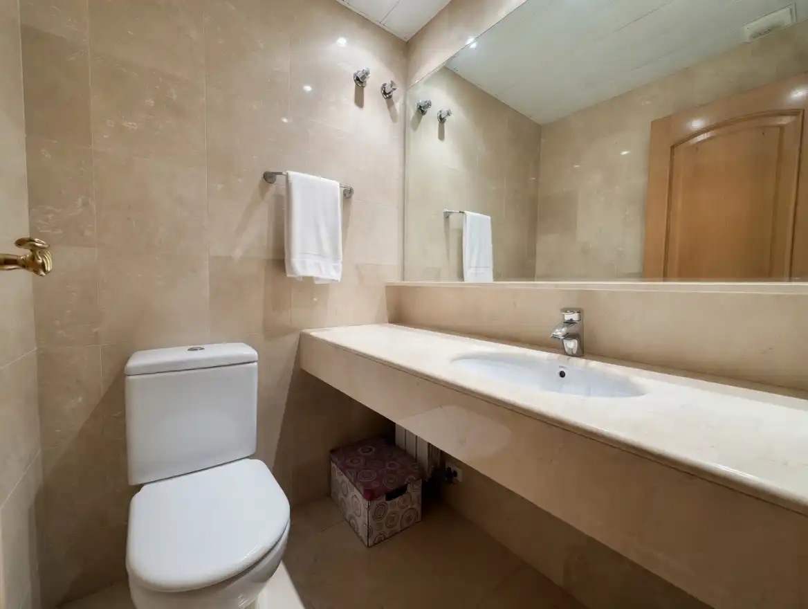 Baño de Casa adosada en venta en Sant Joan Despí con Aire acondicionado, Calefacción y Jardín privado