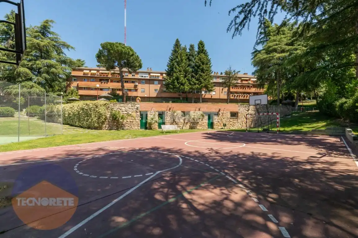 Vista exterior de Pis de lloguer en Majadahonda amb Calefacció, Terrassa i Piscina comunitària