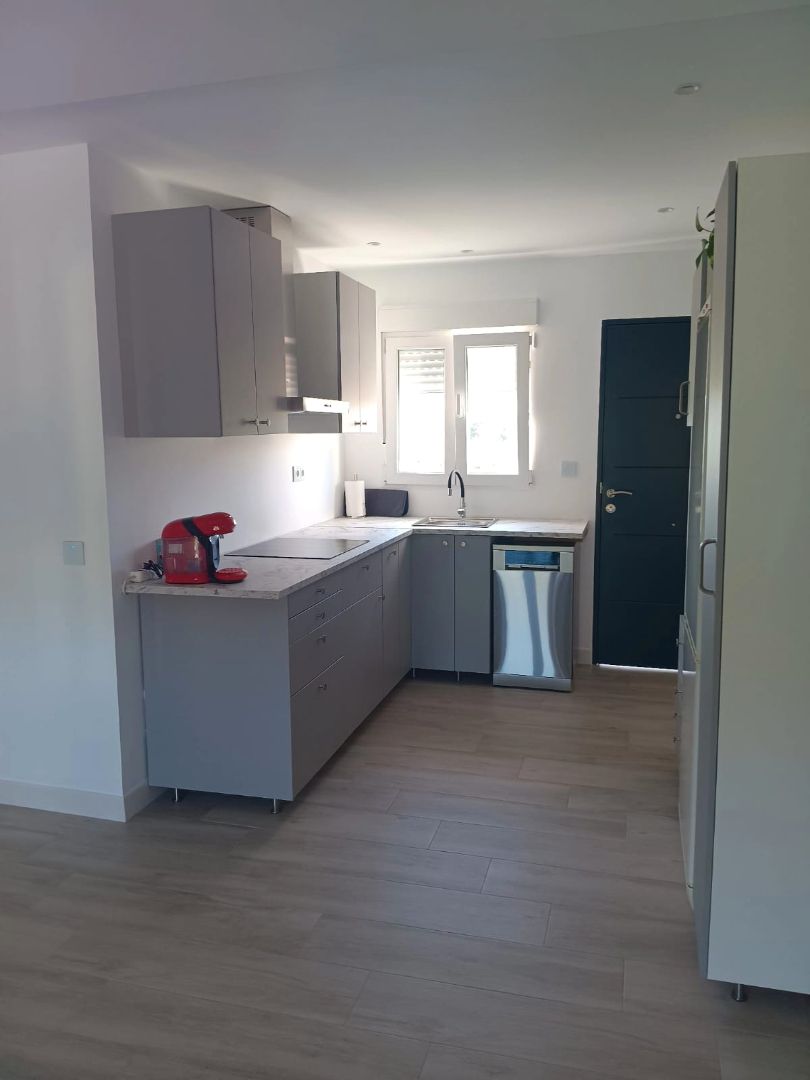 Cuina de Apartament de lloguer en Cártama amb Moblat, Rentadora i Microones