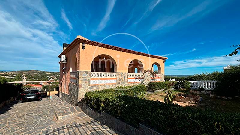 Vista exterior de Casa o xalet en venda en Turís amb Calefacció, Jardí privat i Terrassa