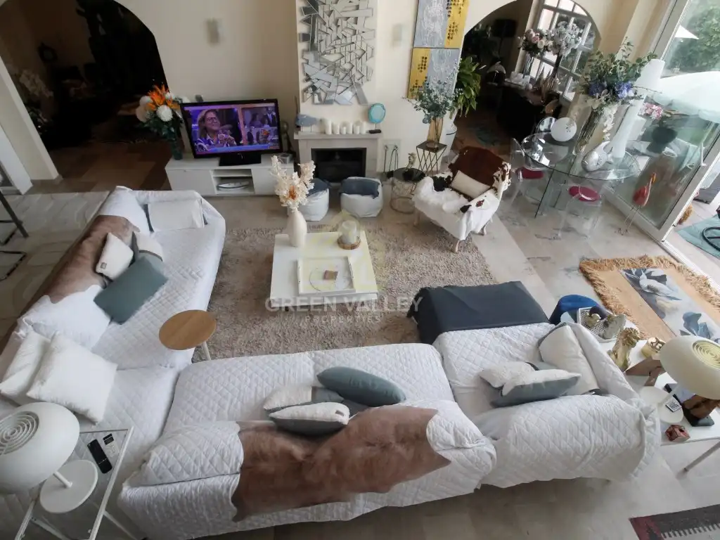 Sala d'estar de Casa adosada en venda en La Alcaidesa amb Aire condicionat, Calefacció i Jardí privat