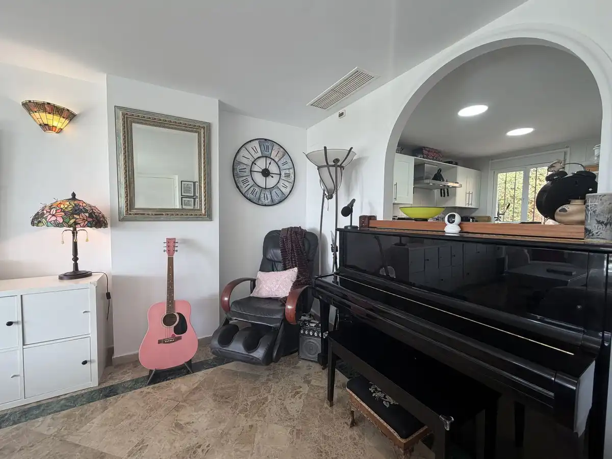 Sala d'estar de Casa adosada en venda en Estepona Pueblo