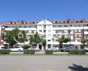 Vista exterior de Àtic de lloguer en Santander amb Calefacció, Traster i Moblat