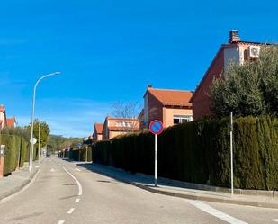 Vista exterior de Casa adosada en venda en Viladecavalls amb Aire condicionat, Calefacció i Jardí privat