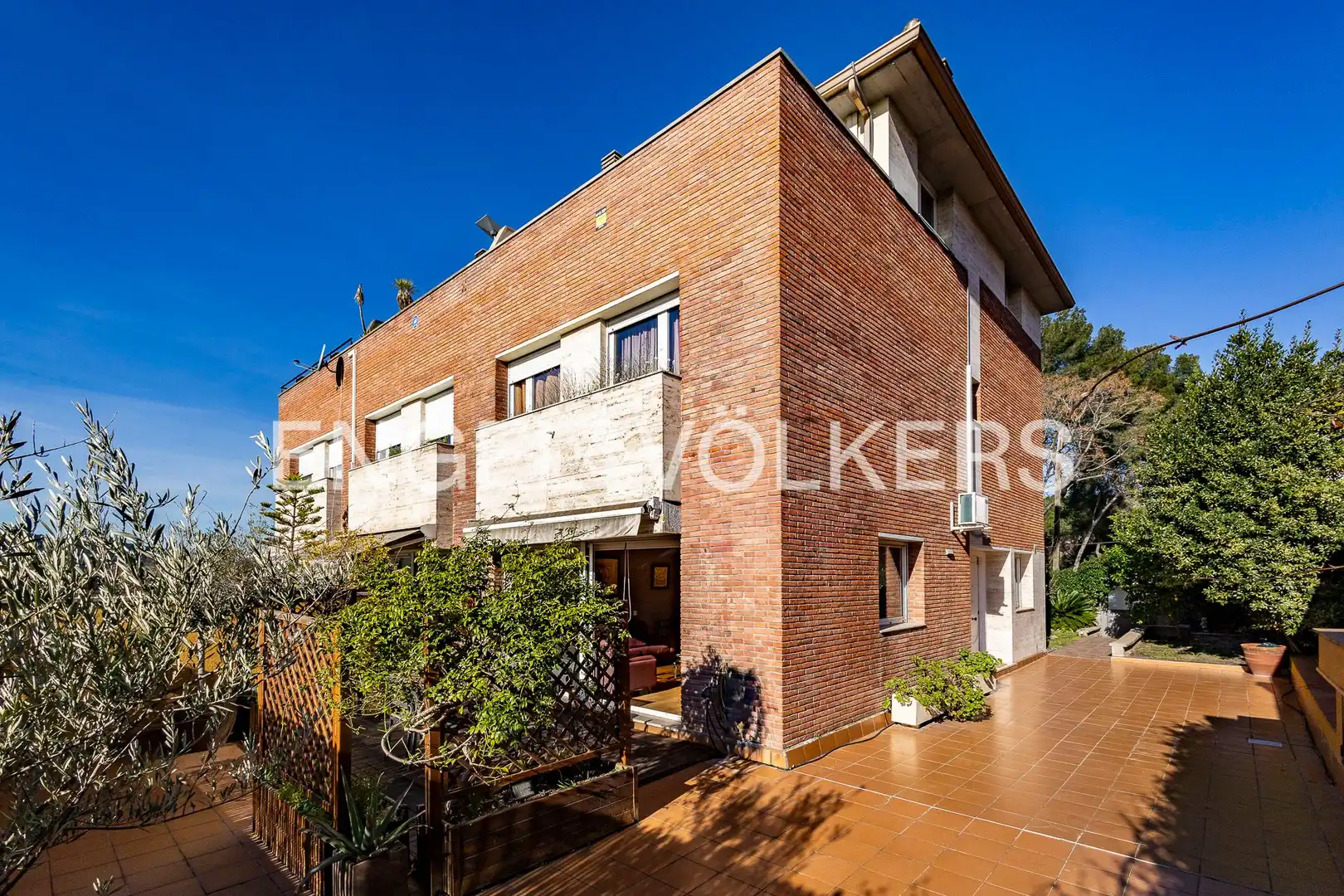 Vista exterior de Casa adosada en venda en Cerdanyola del Vallès amb Aire condicionat, Calefacció i Jardí privat