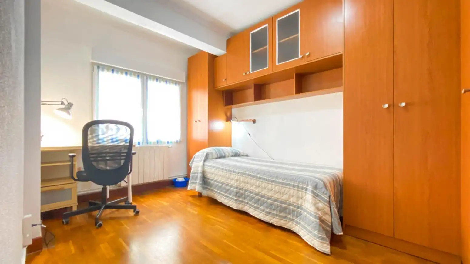Schlafzimmer von Wohnung zur Miete in Santander mit Heizung, Parkett und Möbliert