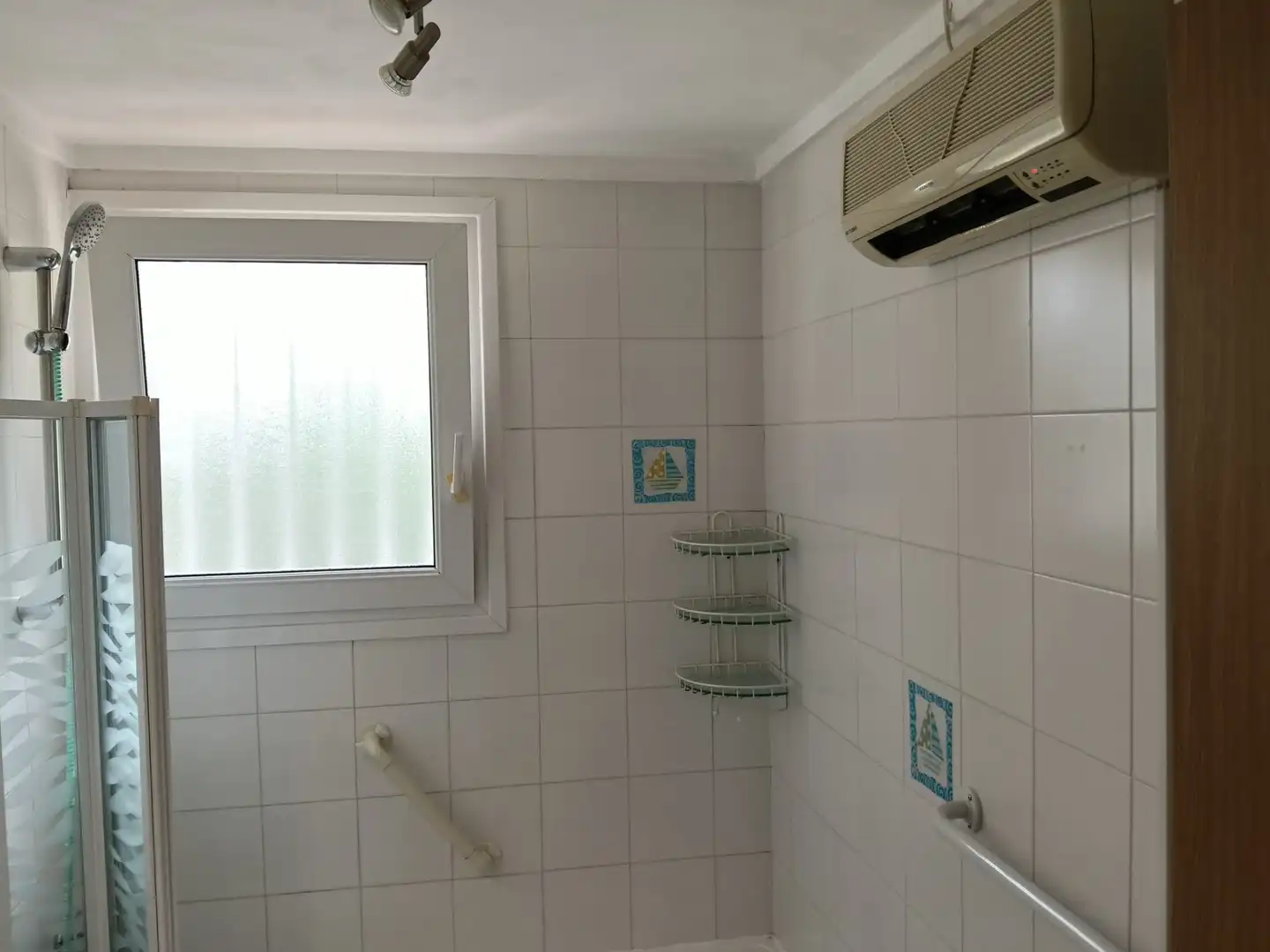 Bany de Casa o xalet en venda en Empuriabrava amb Aire condicionat, Calefacció i Jardí privat