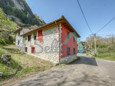 Casa bifamiliare in vendita a Caserio Sucueva