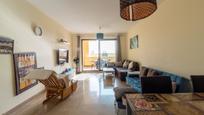 Sala d'estar de Apartament en venda en Manilva amb Aire condicionat, Terrassa i Piscina