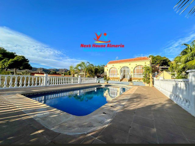 Country house for sale in Pozo Higuera