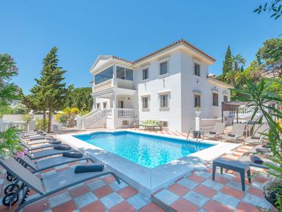 Vista exterior de Casa o xalet en venda en Marbella amb Aire condicionat, Jardí privat i Piscina