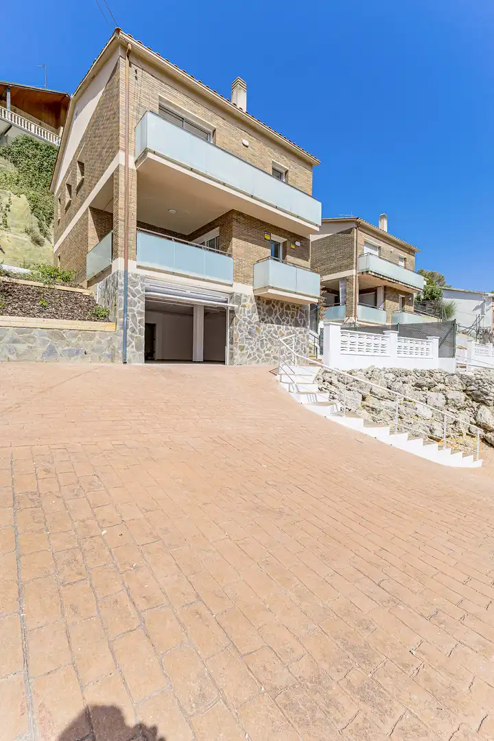 Vista exterior de Casa o xalet en venda en Cubelles amb Aire condicionat, Calefacció i Jardí privat