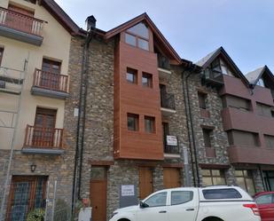Vista exterior de Pis en venda en Esterri d'Àneu amb Parquet, Moblat i Balcó